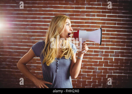 Woman yelling through megaphone Banque D'Images