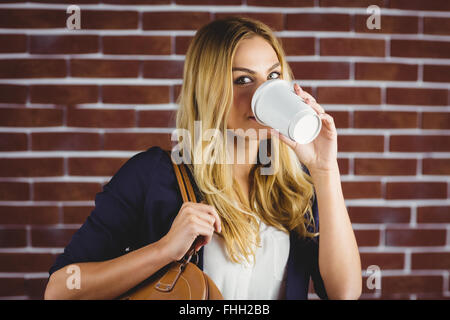 Belle femme de boire du café Banque D'Images