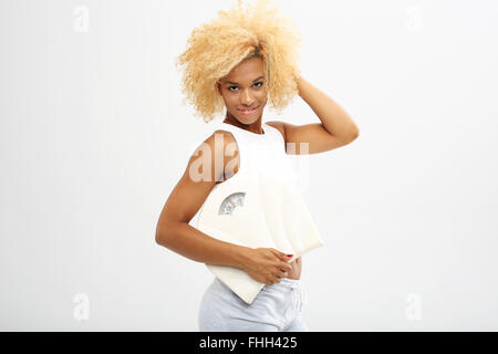 Poids, silhouette mince en bonne santé. Temps pour régime amincissant. Jeune femme séduisante avec des échelles Banque D'Images