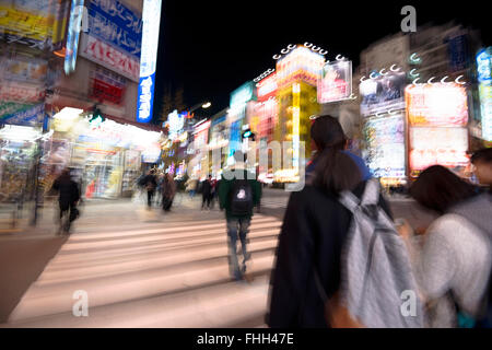 Tokyo, Japon - 8 janvier, 2016 : Résumé image de navetteurs dans les rues d'Akibahara. Banque D'Images