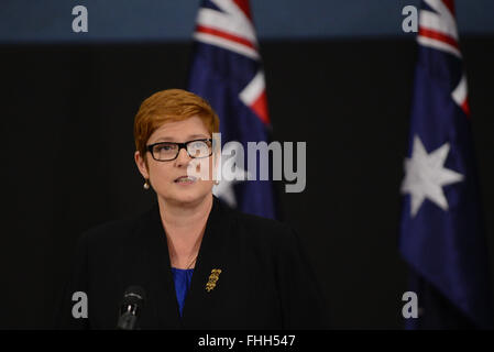 Canberra, Australie. Feb 25, 2016. Le ministre de la Défense australien Marise Payne assiste au lancement du livre blanc sur la défense de 2016 à l'Australian Defence Force Academy (ADFA) à Canberra, capitale de l'Australie, le 25 février 2016. Crédit : Justin Qian/Xinhua/Alamy Live News Banque D'Images