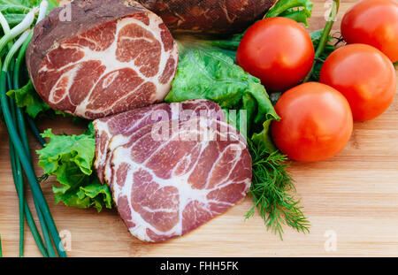 Des tomates finement grillées cuisine restaurant protéine saveur bacon cuit des balkans vert bio nature Banque D'Images