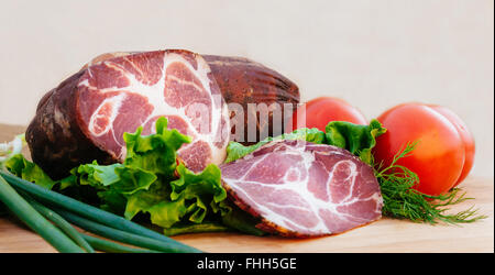 Des tomates finement grillées cuisine restaurant protéine saveur bacon cuit des balkans vert bio nature Banque D'Images