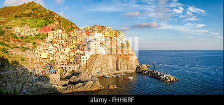 Manarola Cinque Terre Ligurie (Italie) panorama haute définition au coucher du soleil Banque D'Images