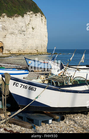 Bateaux de pêche en face de falaises blanches sur la plage d'Yport, Normandie,France Banque D'Images