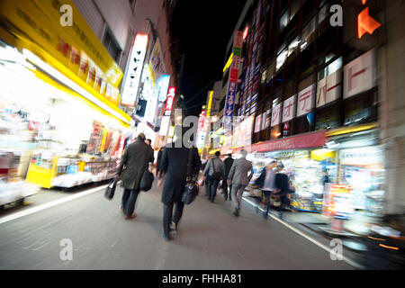 Tokyo, Japon - 8 janvier, 2016 : Résumé image de navetteurs dans les rues d'Akibahara. Banque D'Images