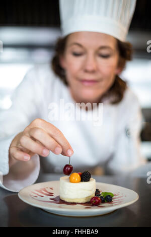 Chef putting touche finale à dessert Banque D'Images