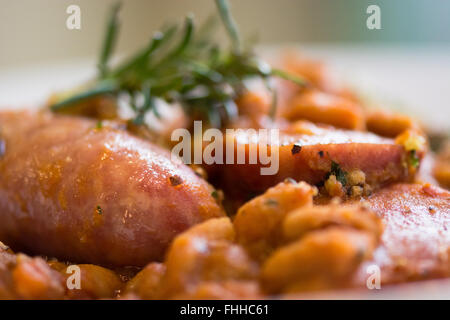 Cassoulet Toulousain. Restaurant de cuisine française préparée avec des haricots ragoût et une variété de saucisses de porc, servi avec le romarin Banque D'Images