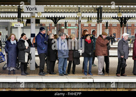 La gare de York, Royaume-Uni, 25 février 2016. La foule attendant l'arrivée de l'A3 LNER, récemment restauré, la locomotive de la classe "Flying Scotsman" après son premier transport de passagers retour voyage de King's Cross de Londres à New York. La locomotive a été rétablie à un prix de £4.2 millions et en plus d'offrir dans une nouvelle exposition à l'emplacement de New York GRN sera le transport de trains spéciaux dans tout le Royaume-Uni dans les mois à venir. Crédit : david soulsby/Alamy Live News Banque D'Images