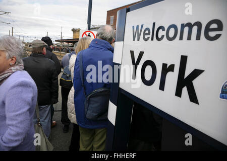 La gare de York, Royaume-Uni, 25 février 2016. La foule attendant l'arrivée de l'A3 LNER, récemment restauré, la locomotive de la classe "Flying Scotsman" après son premier transport de passagers retour voyage de King's Cross de Londres à New York. La locomotive a été rétablie à un prix de £4.2 millions et en plus d'offrir dans une nouvelle exposition à l'emplacement de New York GRN sera le transport de trains spéciaux dans tout le Royaume-Uni dans les mois à venir. Crédit : david soulsby/Alamy Live News Banque D'Images