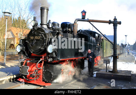 Wernigerode, Allemagne. Feb 25, 2016. Un train de l'Harz Narrow Gauge Railways (HSB) peut être vu sur un trajet en haut de la montagne Brocken à Wernigerode, Allemagne, 25 février 2016. Les chemins de fer à voie étroite du Harz est l'adaptation de son taux actuel de la croissance économique à partir 01 mars 2016. Cela aura une incidence sur le tarif de base pour les kilomètres parcourus ainsi que le tarif spécial. Brocken normalisés Photo : PETER GERCKE/dpa/Alamy Live News Banque D'Images