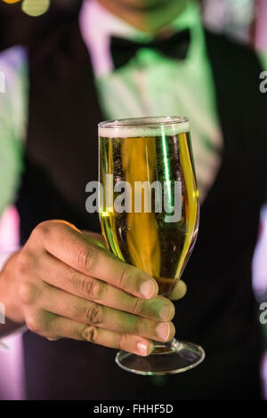 Close-up of bartender serving verre de bière Banque D'Images