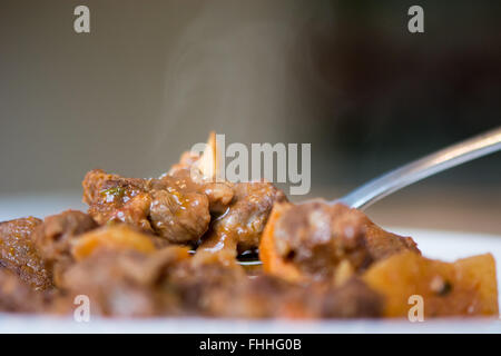 Navarin d'agneau sur fourche de côté. Printemps Français avec ragoût d'agneau et de légumes préparés par un chef de restaurant Banque D'Images