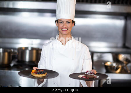 Chef showing plates de dessert Banque D'Images