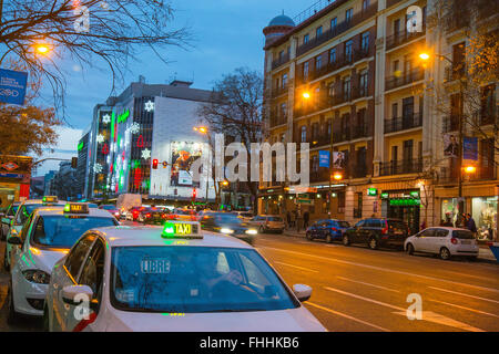 Station de taxi dans la rue Goya, vision de nuit. Madrid, Espagne. Banque D'Images