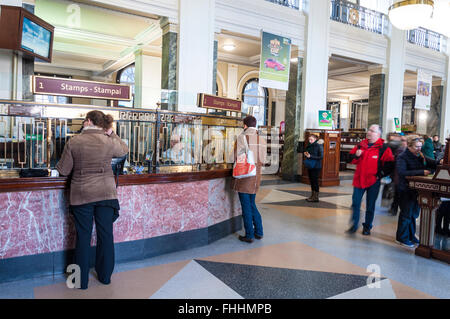 Intérieur de la General Post Office GPO dans Dublin, Irlande le siège de la Poste, à un Irlandais Poster Banque D'Images