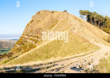 Retour Tor dans soirée d'automne du soleil. Cette colline fait partie de la grande crête, Derbyshire Peak District National Park, Angleterre, RU Banque D'Images