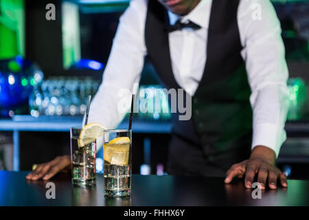 Deux verres de gin sur comptoir bar Banque D'Images