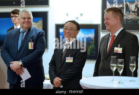 Prague, République tchèque. Feb 25, 2016. Cérémonie de départ de vols directs entre Chengdu en Chine et à Prague a eu lieu à l'aéroport Ruzyne de Prague, en République tchèque, le 25 février 2016. Sur la photo de gauche à droite : le gouverneur de la région de Bohême centrale Milos Petera, Vice-gouverneur de la province du Sichuan Liu Jie et le ministre de la santé tchèque Svatopluk Nemecek. © Michal Dolezal/CTK Photo/Alamy Live News Banque D'Images