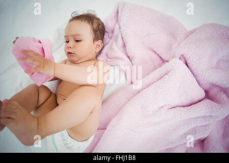 Cute baby girl on bed Banque D'Images