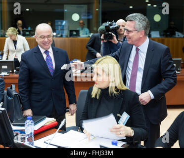 Bruxelles, Belgique. Feb 25, 2016. Ministre français Ministre de l'intérieur Bernard Cazeneuve (L) parle avec le ministre fédéral allemand de l'intérieur Karl Ernst Thomas de Maizière (R) et le ministre slovène de l'intérieur Vesna Gyorkos Znidar (assis) avant une réunion des ministres des affaires intérieures de l'UE au Conseil de l'Union européenne siège à Bruxelles, Belgique, 25 février 2016. Photo : Thierry Monasse/DPA - PAS DE FIL - SERVICE/dpa/Alamy Live News Banque D'Images