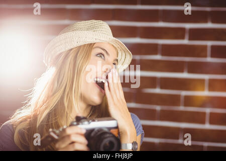Blonde woman taking picture Banque D'Images