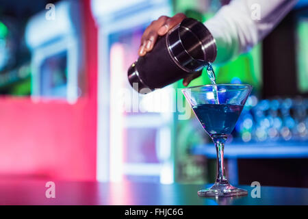 Bartender pouring cocktail shaker Banque D'Images