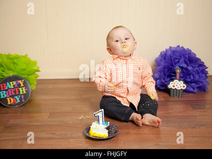 Baby Boy's first birthday cake smash Banque D'Images