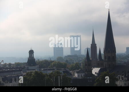 Skyline avec ONU- et post Tower de Bonn, Allemagne