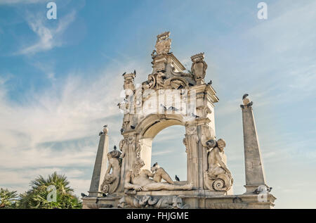 La Fontana del Sebeto , fontaine monumentale dans la section côtière ,Mergellina de Naples, Italie. Banque D'Images