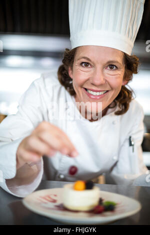 Chef putting touche finale à dessert Banque D'Images