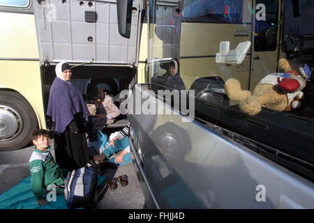 Athènes, Grèce. 25 Février, 2016. Les réfugiés et les migrants sont bloqués par la police grecque près de Volos autour de 280 kms d'Athènes, en raison de l'irrégularité de l'ouverture de la frontière entre la Grèce et l'ex-République yougoslave de Macédoine (ARYM), de la Grèce, de l'Apr, 25. 2016. Source : Xinhua/Alamy Live News Banque D'Images