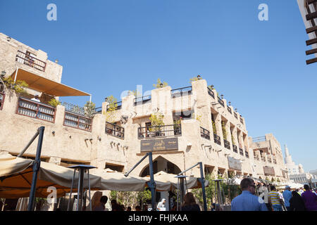 Les gens qui marchent à travers Souq Waqif, Doha, Qatar. Restaurant avec terrasse. Banque D'Images