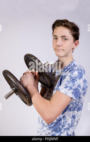 Teenage Boy la levée de poids Banque D'Images