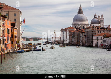 Le Grand Canal très animé avec beaucoup de circulation, Venise, et la basilique de Santa Maria della Salute depuis le pont de l'Accademia, Venise, Italie, sous un ciel bleu Banque D'Images