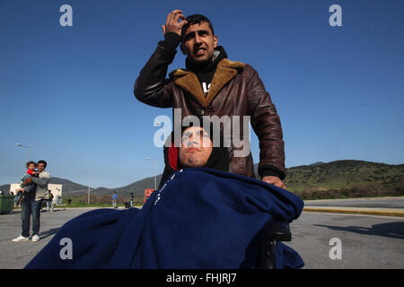 Athènes, Grèce. 25 Février, 2016. Les réfugiés et les migrants sont bloqués par la police grecque près de Volos autour de 280 kms d'Athènes, en raison de l'irrégularité de l'ouverture de la frontière entre la Grèce et l'ex-République yougoslave de Macédoine (ARYM), de la Grèce, de l'Apr, 25. 2016. Source : Xinhua/Alamy Live News Banque D'Images