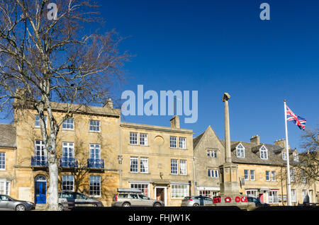 Le centre de Chipping Campden dans les Cotswolds et le Monument commémoratif de guerre Banque D'Images