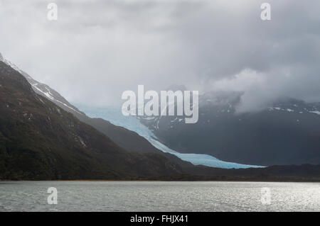 Holanda Glacier est un glacier situé dans le parc national Alberto de Agostini, le Canal de Beagle, au Chili. Couvert. Banque D'Images