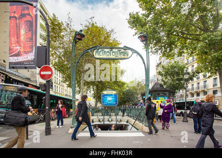 Street view à Paris France avec entrée du métro et les gens Banque D'Images