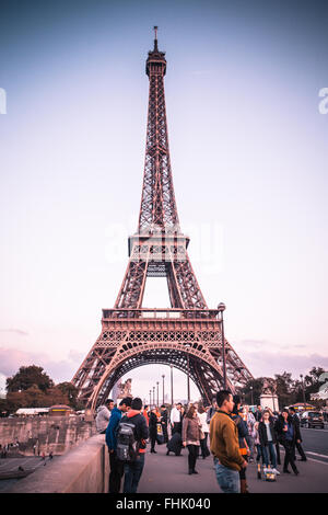 Paris, France - le 9 octobre 2014 : vu ici est une scène de rue le long du Pont d'Iéna pont en direction de la Tour Eiffel au coucher du soleil. P Banque D'Images