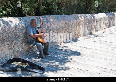 Majorque, Baléares, Espagne : un joueur de guitare assis sur le Calvaire comme suit (en bas de l'escalier) dans Pollenca Banque D'Images