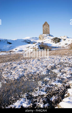 Tour de Smailholm en hiver la neige. Kelso, Scottish Borders. L'Ecosse Banque D'Images