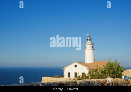 Majorque, Baléares, Espagne : le phare de Capdepera, situé sur le canal maritime qui sépare les îles de Majorque et Minorque Banque D'Images