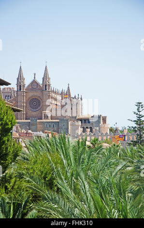 Majorque, Baléares, Espagne : vue sur les toits de la ville de Gran Canaria avec La Seu Cathedral, la cathédrale catholique romaine gothique de Santa Maria Banque D'Images