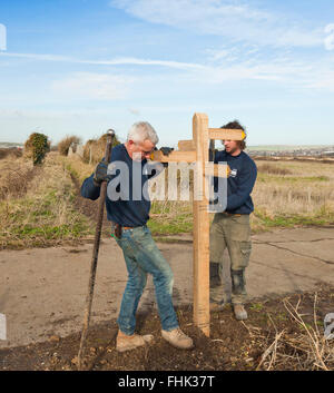 Les Rangers de l'East Sussex County Council construire un nouveau sentier public panneau. Banque D'Images