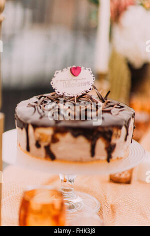 Moelleux au chocolat Gâteau de mariage sur la table de mariage oriental luxueux avec des bougies close up Banque D'Images