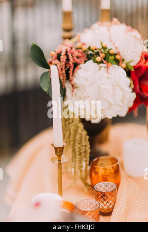 Table de mariage avec de jolies bougies close up Banque D'Images