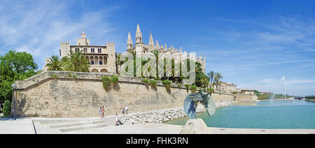 Mallorca, Majorque, Îles Baléares, Espagne : La Seu Cathedral, la cathédrale de Santa Maria à Palma, et le lac du Parc de la mar (Parc de la mer) Banque D'Images