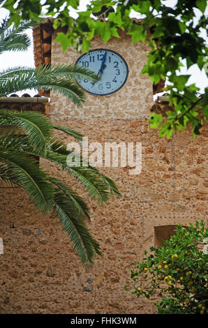 Majorque, Baléares, Espagne : tour de l'horloge de l'église sur la place principale de Fornalutx, une municipalité dans le district de Soller Banque D'Images