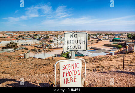 L'Australie, l'Australie, l'Outback, Coober Pedy, vue de la ville minière de l'opale isolés où la plupart des habitations sont undergro Banque D'Images